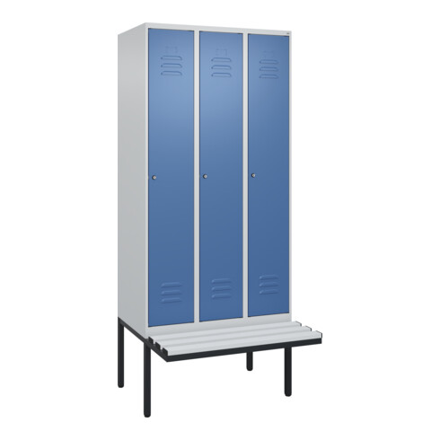 C+P Spind Classic PLUS, Bank, 3 Abteile, 2120x900x815mm, 7035/5023 Verschluss Zylinderschloss 3 Garderobenhaken  Dekor Banklatten RAL 7035 Lichtgrau Sitzbanktyp auskragend