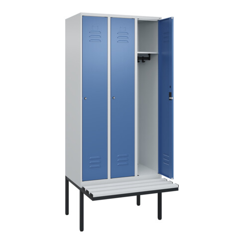C+P Spind Classic PLUS, Bank, 3 Abteile, 2120x900x815mm, 7035/5023 Verschluss Zylinderschloss 3 Garderobenhaken  Dekor Banklatten RAL 7035 Lichtgrau Sitzbanktyp auskragend