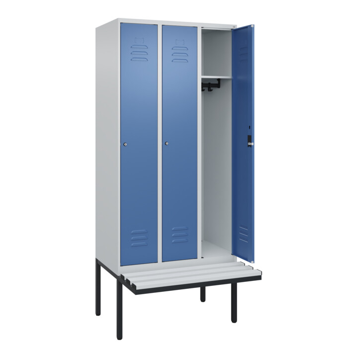 C+P Spind Classic PLUS, Bank, 3 Abteile, 2120x900x815mm, 7035/5023 Verschluss Zylinderschloss 3 Garderobenhaken  Dekor Banklatten RAL 7035 Lichtgrau Sitzbanktyp auskragend