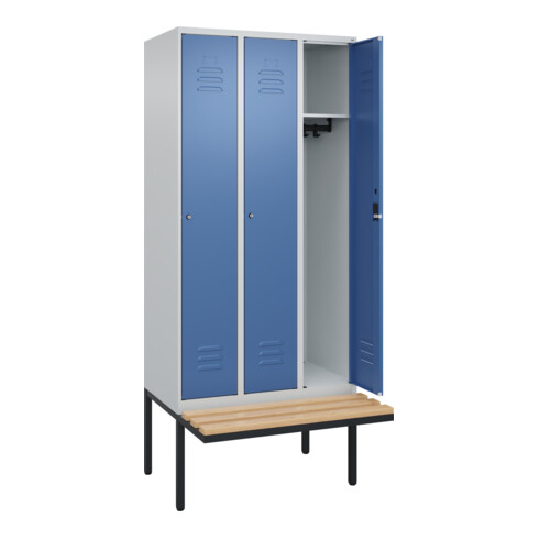 C+P Spind Classic PLUS, Bank, 3 Abteile, 2120x900x815mm, 7035/5023 Verschluss Zylinderschloss 3 Garderobenhaken   Sitzbanktyp auskragend