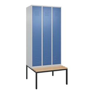 C+P Spind Classic PLUS, Bank, 3 Abteile, 2120x900x815mm, 7035/5023 Verschluss Zylinderschloss 3 Garderobenhaken   Sitzbanktyp untergebaut