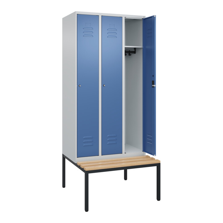 C+P Spind Classic PLUS, Bank, 3 Abteile, 2120x900x815mm, 7035/5023 Verschluss Zylinderschloss 3 Garderobenhaken   Sitzbanktyp untergebaut