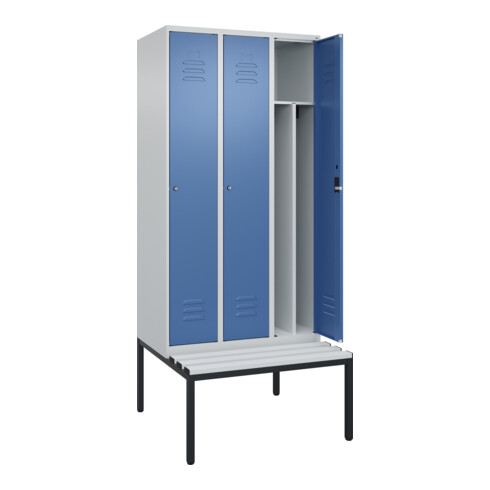 C+P Spind Classic PLUS, Bank, 3 Abteile, 2120x900x815mm, 7035/5023 Verschluss Zylinderschloss 4 Garderobenhaken Trennwand mittig Dekor Banklatten RAL 7035 Lichtgrau Sitzbanktyp untergebaut