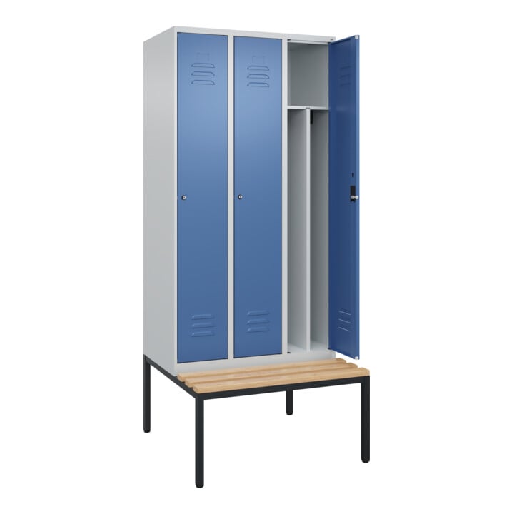 C+P Spind Classic PLUS, Bank, 3 Abteile, 2120x900x815mm, 7035/5023 Verschluss Zylinderschloss 4 Garderobenhaken Trennwand mittig  Sitzbanktyp untergebaut