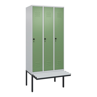 C+P Spind Classic PLUS, Bank, 3 Abteile, 2120x900x815mm, 7035/6011 Verschluss Sicherheits-Drehriegel 4 Garderobenhaken Trennwand mittig Dekor Banklatten RAL 7035 Lichtgrau Sitzbanktyp auskragend