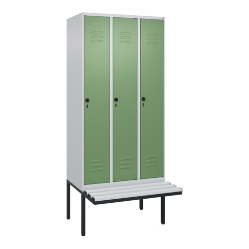 C+P Spind Classic PLUS, Bank, 3 Abteile, 2120x900x815mm, 7035/6011 Verschluss Sicherheits-Drehriegel 4 Garderobenhaken Trennwand mittig Dekor Banklatten RAL 7035 Lichtgrau Sitzbanktyp auskragend