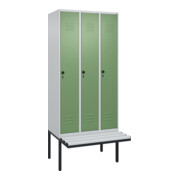 C+P Spind Classic PLUS, Bank, 3 Abteile, 2120x900x815mm, 7035/6011 Verschluss Sicherheits-Drehriegel 4 Garderobenhaken Trennwand mittig Dekor Banklatten RAL 7035 Lichtgrau Sitzbanktyp auskragend