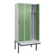 C+P Spind Classic PLUS, Bank, 3 Abteile, 2120x900x815mm, 7035/6011 Verschluss Sicherheits-Drehriegel 4 Garderobenhaken Trennwand mittig Dekor Banklatten RAL 7035 Lichtgrau Sitzbanktyp auskragend-2