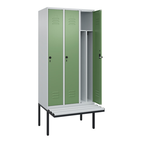 C+P Spind Classic PLUS, Bank, 3 Abteile, 2120x900x815mm, 7035/6011 Verschluss Sicherheits-Drehriegel 4 Garderobenhaken Trennwand mittig Dekor Banklatten RAL 7035 Lichtgrau Sitzbanktyp auskragend