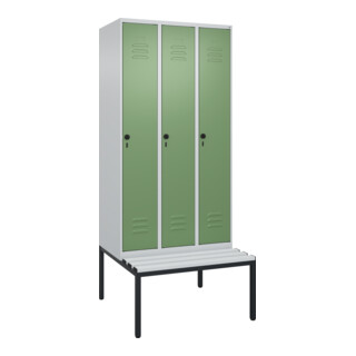 C+P Spind Classic PLUS, Bank, 3 Abteile, 2120x900x815mm, 7035/6011 Verschluss Sicherheits-Drehriegel 4 Garderobenhaken Trennwand mittig Dekor Banklatten RAL 7035 Lichtgrau Sitzbanktyp untergebaut