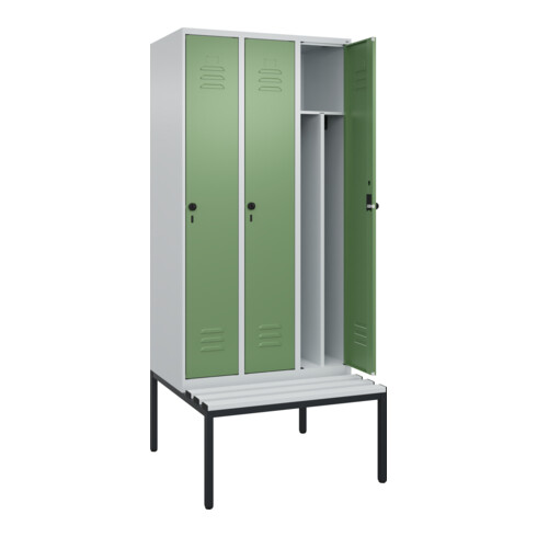 C+P Spind Classic PLUS, Bank, 3 Abteile, 2120x900x815mm, 7035/6011 Verschluss Sicherheits-Drehriegel 4 Garderobenhaken Trennwand mittig Dekor Banklatten RAL 7035 Lichtgrau Sitzbanktyp untergebaut