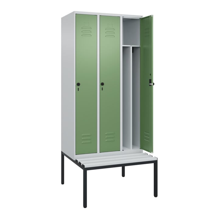 C+P Spind Classic PLUS, Bank, 3 Abteile, 2120x900x815mm, 7035/6011 Verschluss Sicherheits-Drehriegel 4 Garderobenhaken Trennwand mittig Dekor Banklatten RAL 7035 Lichtgrau Sitzbanktyp untergebaut