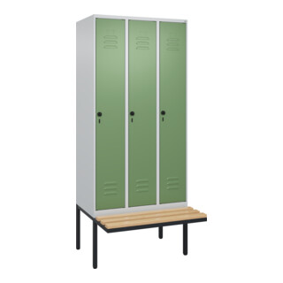 C+P Spind Classic PLUS, Bank, 3 Abteile, 2120x900x815mm, 7035/6011 Verschluss Sicherheits-Drehriegel 4 Garderobenhaken Trennwand mittig  Sitzbanktyp auskragend