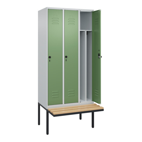 C+P Spind Classic PLUS, Bank, 3 Abteile, 2120x900x815mm, 7035/6011 Verschluss Sicherheits-Drehriegel 4 Garderobenhaken Trennwand mittig  Sitzbanktyp auskragend