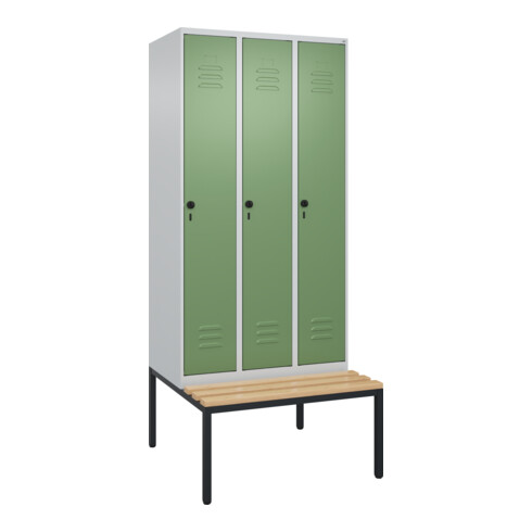 C+P Spind Classic PLUS, Bank, 3 Abteile, 2120x900x815mm, 7035/6011 Verschluss Sicherheits-Drehriegel 4 Garderobenhaken Trennwand mittig  Sitzbanktyp untergebaut
