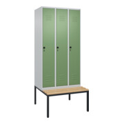 C+P Spind Classic PLUS, Bank, 3 Abteile, 2120x900x815mm, 7035/6011 Verschluss Sicherheits-Drehriegel 4 Garderobenhaken Trennwand mittig  Sitzbanktyp untergebaut