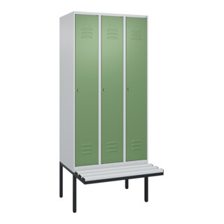 C+P Spind Classic PLUS, Bank, 3 Abteile, 2120x900x815mm, 7035/6011 Verschluss Zylinderschloss 3 Garderobenhaken  Dekor Banklatten RAL 7035 Lichtgrau Sitzbanktyp auskragend