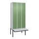 C+P Spind Classic PLUS, Bank, 3 Abteile, 2120x900x815mm, 7035/6011 Verschluss Zylinderschloss 3 Garderobenhaken  Dekor Banklatten RAL 7035 Lichtgrau Sitzbanktyp auskragend-1