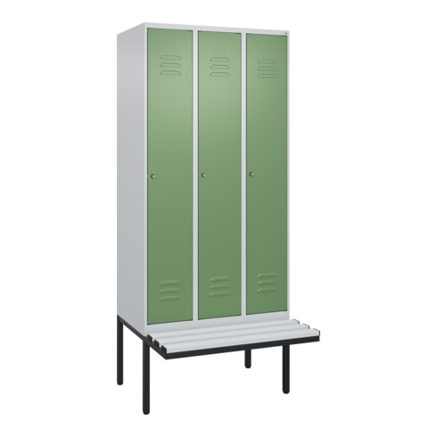 C+P Spind Classic PLUS, Bank, 3 Abteile, 2120x900x815mm, 7035/6011 Verschluss Zylinderschloss 3 Garderobenhaken  Dekor Banklatten RAL 7035 Lichtgrau Sitzbanktyp auskragend