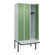 C+P Spind Classic PLUS, Bank, 3 Abteile, 2120x900x815mm, 7035/6011 Verschluss Zylinderschloss 3 Garderobenhaken  Dekor Banklatten RAL 7035 Lichtgrau Sitzbanktyp auskragend-2