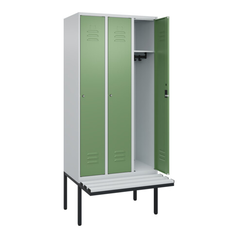 C+P Spind Classic PLUS, Bank, 3 Abteile, 2120x900x815mm, 7035/6011 Verschluss Zylinderschloss 3 Garderobenhaken  Dekor Banklatten RAL 7035 Lichtgrau Sitzbanktyp auskragend