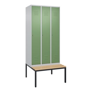 C+P Spind Classic PLUS, Bank, 3 Abteile, 2120x900x815mm, 7035/6011 Verschluss Zylinderschloss 3 Garderobenhaken   Sitzbanktyp untergebaut