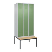 C+P Spind Classic PLUS, Bank, 3 Abteile, 2120x900x815mm, 7035/6011 Verschluss Zylinderschloss 3 Garderobenhaken   Sitzbanktyp untergebaut