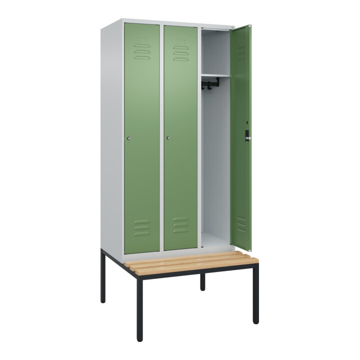 C+P Spind Classic PLUS, Bank, 3 Abteile, 2120x900x815mm, 7035/6011 Verschluss Zylinderschloss 3 Garderobenhaken   Sitzbanktyp untergebaut