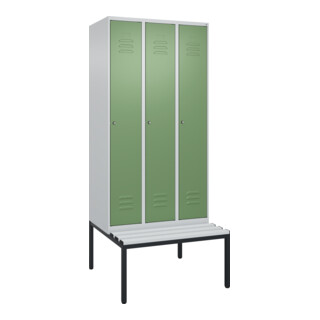 C+P Spind Classic PLUS, Bank, 3 Abteile, 2120x900x815mm, 7035/6011 Verschluss Zylinderschloss 4 Garderobenhaken Trennwand mittig Dekor Banklatten RAL 7035 Lichtgrau Sitzbanktyp untergebaut