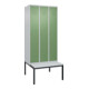 C+P Spind Classic PLUS, Bank, 3 Abteile, 2120x900x815mm, 7035/6011 Verschluss Zylinderschloss 4 Garderobenhaken Trennwand mittig Dekor Banklatten RAL 7035 Lichtgrau Sitzbanktyp untergebaut-1