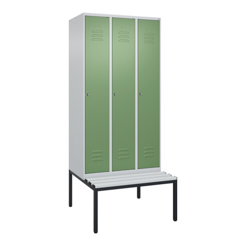 C+P Spind Classic PLUS, Bank, 3 Abteile, 2120x900x815mm, 7035/6011 Verschluss Zylinderschloss 4 Garderobenhaken Trennwand mittig Dekor Banklatten RAL 7035 Lichtgrau Sitzbanktyp untergebaut