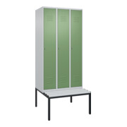 C+P Spind Classic PLUS, Bank, 3 Abteile, 2120x900x815mm, 7035/6011 Verschluss Zylinderschloss 4 Garderobenhaken Trennwand mittig Dekor Banklatten RAL 7035 Lichtgrau Sitzbanktyp untergebaut