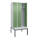 C+P Spind Classic PLUS, Bank, 3 Abteile, 2120x900x815mm, 7035/6011 Verschluss Zylinderschloss 4 Garderobenhaken Trennwand mittig Dekor Banklatten RAL 7035 Lichtgrau Sitzbanktyp untergebaut-2