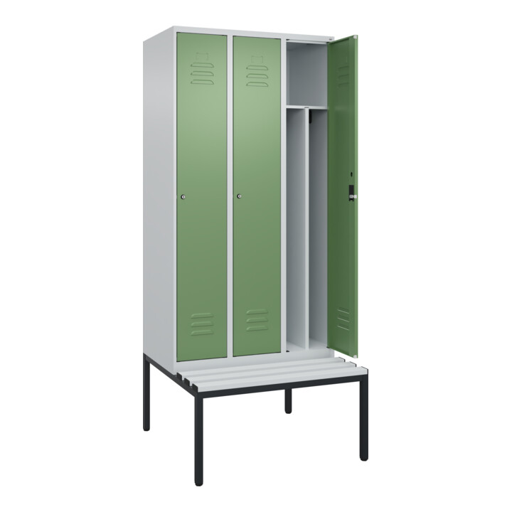 C+P Spind Classic PLUS, Bank, 3 Abteile, 2120x900x815mm, 7035/6011 Verschluss Zylinderschloss 4 Garderobenhaken Trennwand mittig Dekor Banklatten RAL 7035 Lichtgrau Sitzbanktyp untergebaut