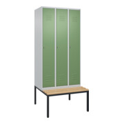 C+P Spind Classic PLUS, Bank, 3 Abteile, 2120x900x815mm, 7035/6011 Verschluss Zylinderschloss 4 Garderobenhaken Trennwand mittig Sitzbanktyp untergebaut