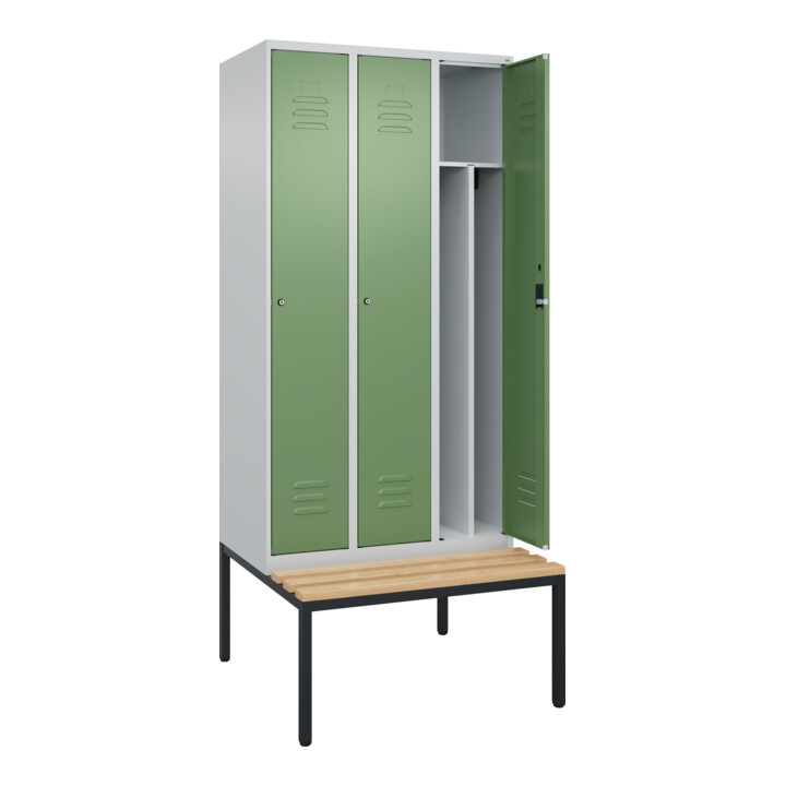 C+P Spind Classic PLUS, Bank, 3 Abteile, 2120x900x815mm, 7035/6011 Verschluss Zylinderschloss 4 Garderobenhaken Trennwand mittig  Sitzbanktyp untergebaut