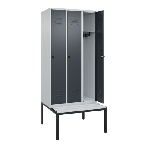 C+P Spind Classic PLUS, Bank, 3 Abteile, 2120x900x815mm, 7035/7016 Verschluss Sicherheits-Drehriegel 3 Garderobenhaken Dekor Banklatten RAL 7035 Lichtgrau Sitzbanktyp untergebaut