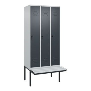 C+P Spind Classic PLUS, Bank, 3 Abteile, 2120x900x815mm, 7035/7016 Verschluss Sicherheits-Drehriegel 4 Garderobenhaken Trennwand mittig Dekor Banklatten RAL 7035 Lichtgrau Sitzbanktyp auskragend
