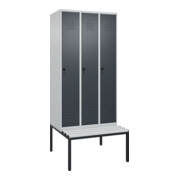 C+P Spind Classic PLUS, Bank, 3 Abteile, 2120x900x815mm, 7035/7016 Verschluss Sicherheits-Drehriegel 4 Garderobenhaken Trennwand mittig Dekor Banklatten RAL 7035 Lichtgrau Sitzbanktyp untergebaut