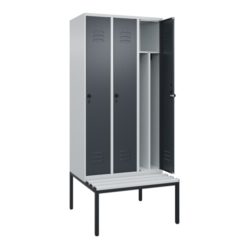 C+P Spind Classic PLUS, Bank, 3 Abteile, 2120x900x815mm, 7035/7016 Verschluss Sicherheits-Drehriegel 4 Garderobenhaken Trennwand mittig Dekor Banklatten RAL 7035 Lichtgrau Sitzbanktyp untergebaut