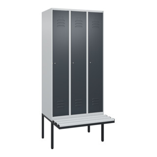 C+P Spind Classic PLUS, Bank, 3 Abteile, 2120x900x815mm, 7035/7016 Verschluss Zylinderschloss 3 Garderobenhaken  Dekor Banklatten RAL 7035 Lichtgrau Sitzbanktyp auskragend