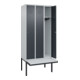 C+P Spind Classic PLUS, Bank, 3 Abteile, 2120x900x815mm, 7035/7016 Verschluss Zylinderschloss 3 Garderobenhaken  Dekor Banklatten RAL 7035 Lichtgrau Sitzbanktyp auskragend-2