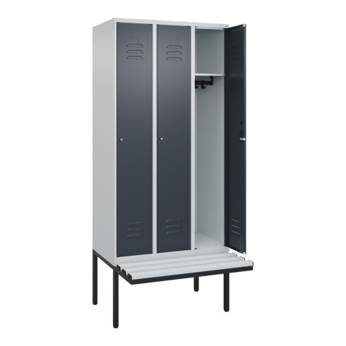 C+P Spind Classic PLUS, Bank, 3 Abteile, 2120x900x815mm, 7035/7016 Verschluss Zylinderschloss 3 Garderobenhaken  Dekor Banklatten RAL 7035 Lichtgrau Sitzbanktyp auskragend