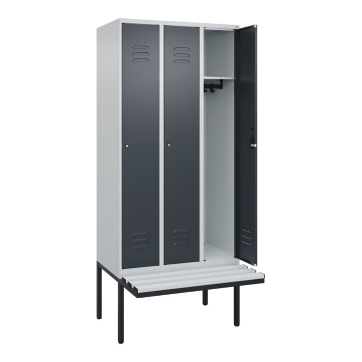 C+P Spind Classic PLUS, Bank, 3 Abteile, 2120x900x815mm, 7035/7016 Verschluss Zylinderschloss 3 Garderobenhaken  Dekor Banklatten RAL 7035 Lichtgrau Sitzbanktyp auskragend