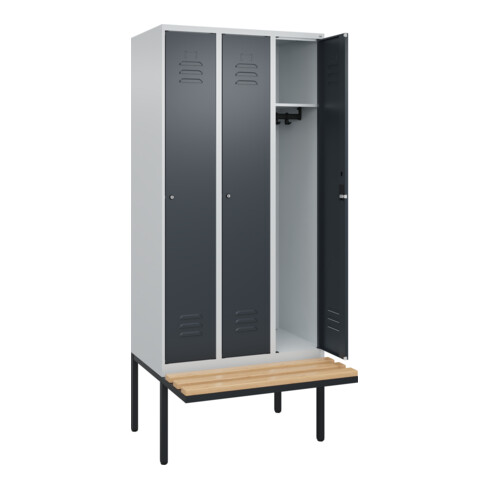 C+P Spind Classic PLUS, Bank, 3 Abteile, 2120x900x815mm, 7035/7016 Verschluss Zylinderschloss 3 Garderobenhaken   Sitzbanktyp auskragend
