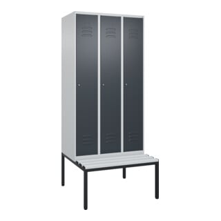 C+P Spind Classic PLUS, Bank, 3 Abteile, 2120x900x815mm, 7035/7016 Verschluss Zylinderschloss 4 Garderobenhaken Trennwand mittig Dekor Banklatten RAL 7035 Lichtgrau Sitzbanktyp untergebaut