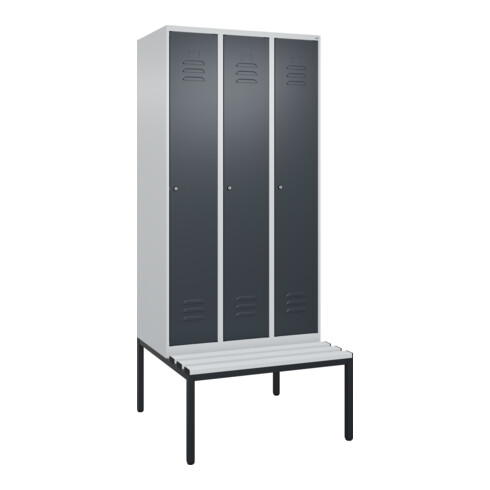 C+P Spind Classic PLUS, Bank, 3 Abteile, 2120x900x815mm, 7035/7016 Verschluss Zylinderschloss 4 Garderobenhaken Trennwand mittig Dekor Banklatten RAL 7035 Lichtgrau Sitzbanktyp untergebaut