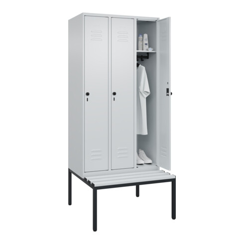 C+P Spind Classic PLUS, Bank, 3 Abteile, 2120x900x815mm, 7035/7035 Verschluss Sicherheits-Drehriegel 3 Garderobenhaken Dekor Banklatten RAL 7035 Lichtgrau Sitzbanktyp untergebaut