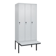 C+P Spind Classic PLUS, Bank, 3 Abteile, 2120x900x815mm, 7035/7035 Verschluss Sicherheits-Drehriegel 4 Garderobenhaken Trennwand mittig Dekor Banklatten RAL 7035 Lichtgrau Sitzbanktyp auskragend