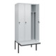 C+P Spind Classic PLUS, Bank, 3 Abteile, 2120x900x815mm, 7035/7035 Verschluss Sicherheits-Drehriegel 4 Garderobenhaken Trennwand mittig Dekor Banklatten RAL 7035 Lichtgrau Sitzbanktyp auskragend-2